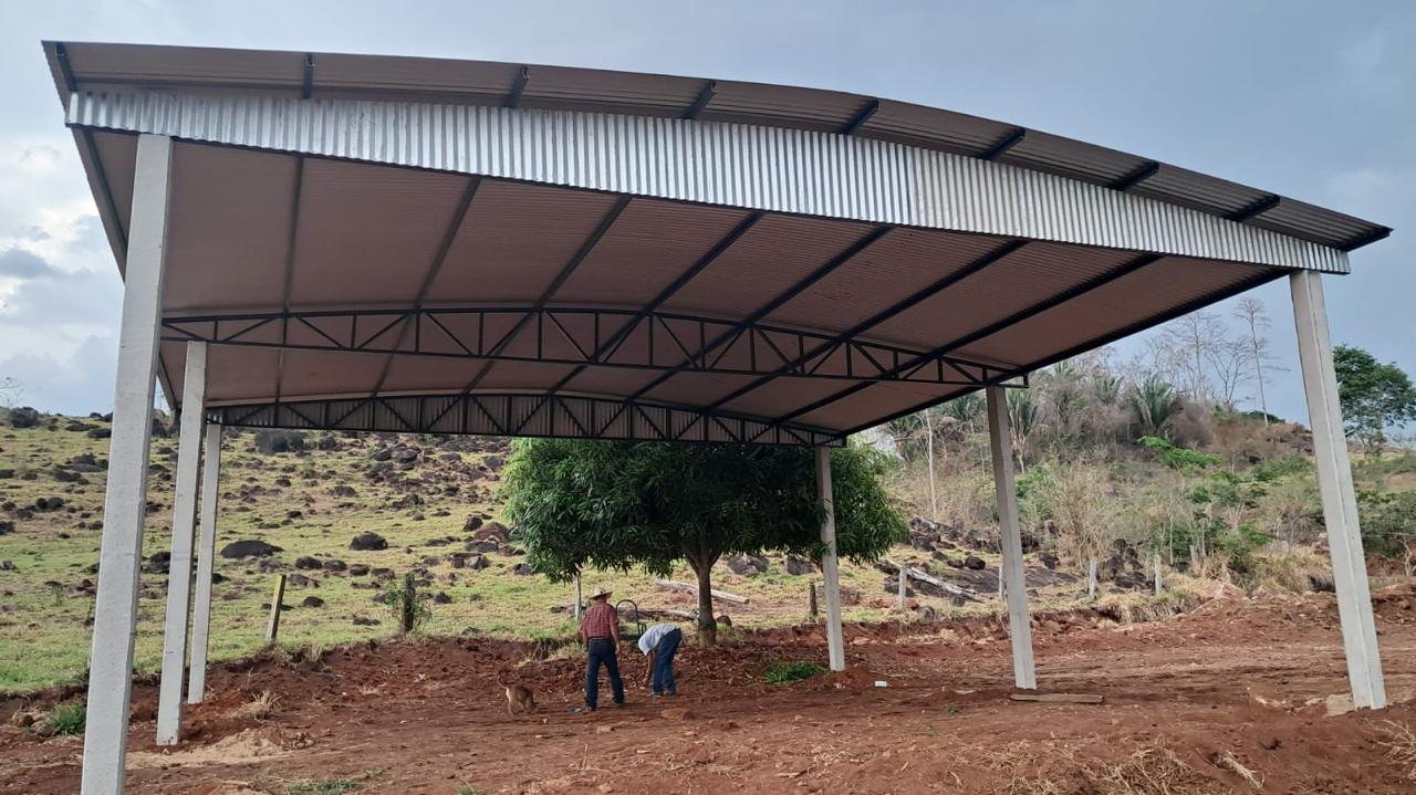 Obra com telhas metálicas Pleno Indústria