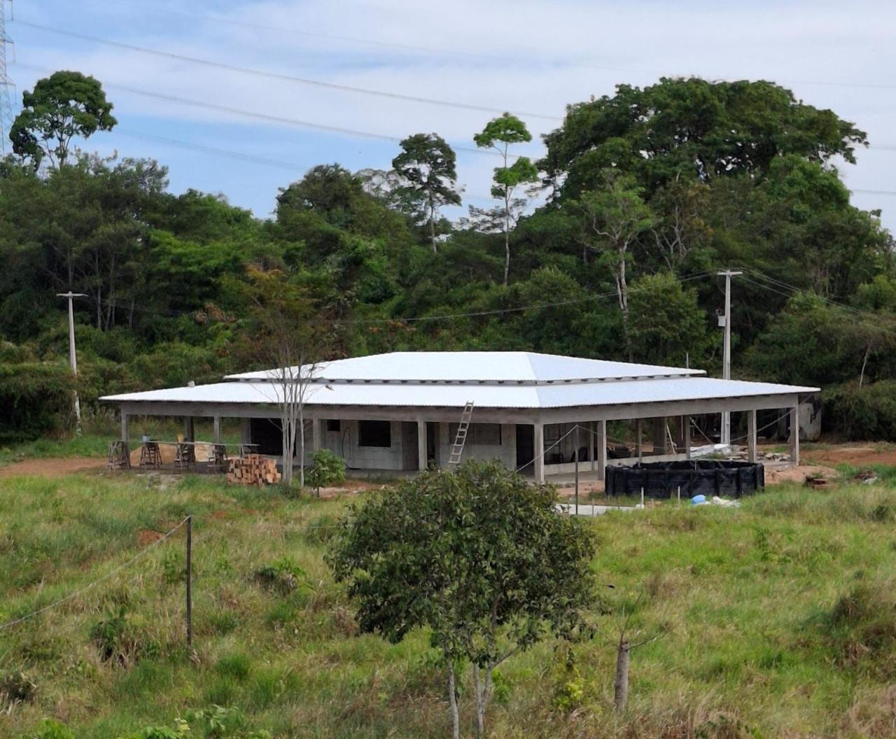 Estrutura finalizada com telhas metálicas